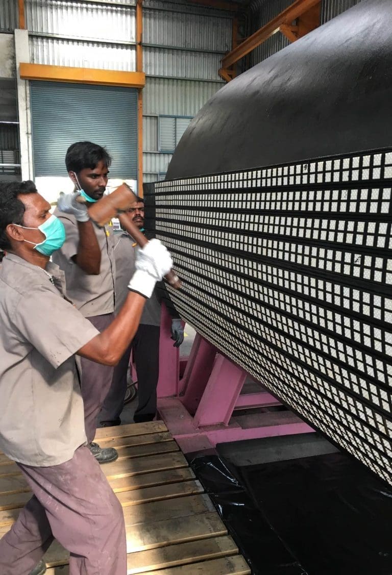 Application double row ceramic lagging